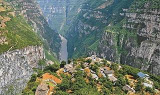 四川悬崖上的村庄